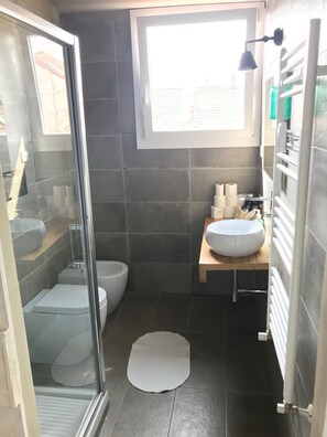 Loft, 1 quarto | Banheiro | Chuveiro, chuveiro com efeito de chuva, bidê, toalhas de banho