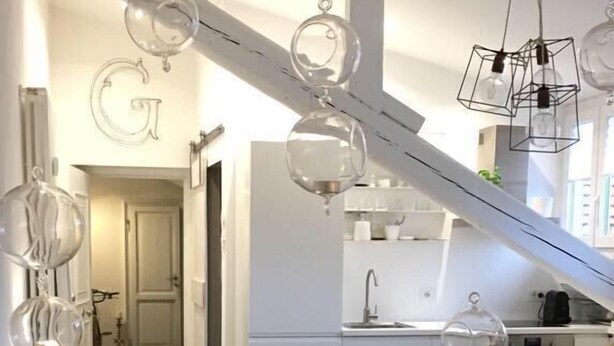 Um interior moderno com escada, cozinha e sala de estar.