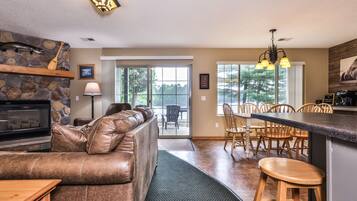 Télévision, cheminée, lecteur de DVD