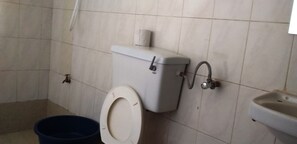 Regadera, pantuflas, toallas 