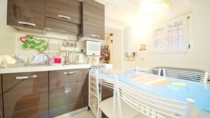 Apartment, 1 Schlafzimmer, Gartenblick | Eigene Küche | Großer Kühlschrank, Mikrowelle, Herdplatte, Wasserkocher