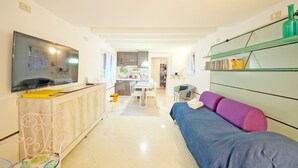 Apartment, 1 Schlafzimmer, Gartenblick | Wohnbereich | Flachbildfernseher