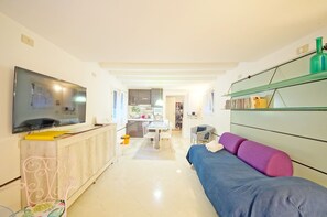 Departamento, 1 habitación, vista al jardín | Área de sala de estar | Televisión de pantalla plana 