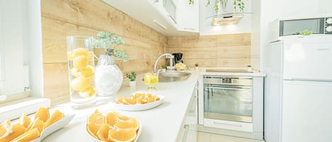 Appartement Confort | Cuisine privée | Grand réfrigérateur, micro-ondes, lave-vaisselle, cafetière/bouilloire