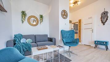 Apartemen Deluks | Selimut bulu angsa, tirai kedap cahaya, dan setrika/meja setrika