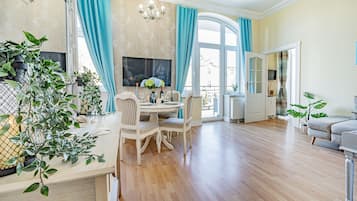 Deluxe Apartment | Gebar bulu kapas, langsir/tirai gelap terus, seterika/papan seterika