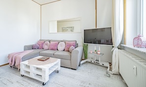 Comfort Studio Suite | Down comforters, blackout drapes, iron/ironing board, free WiFi