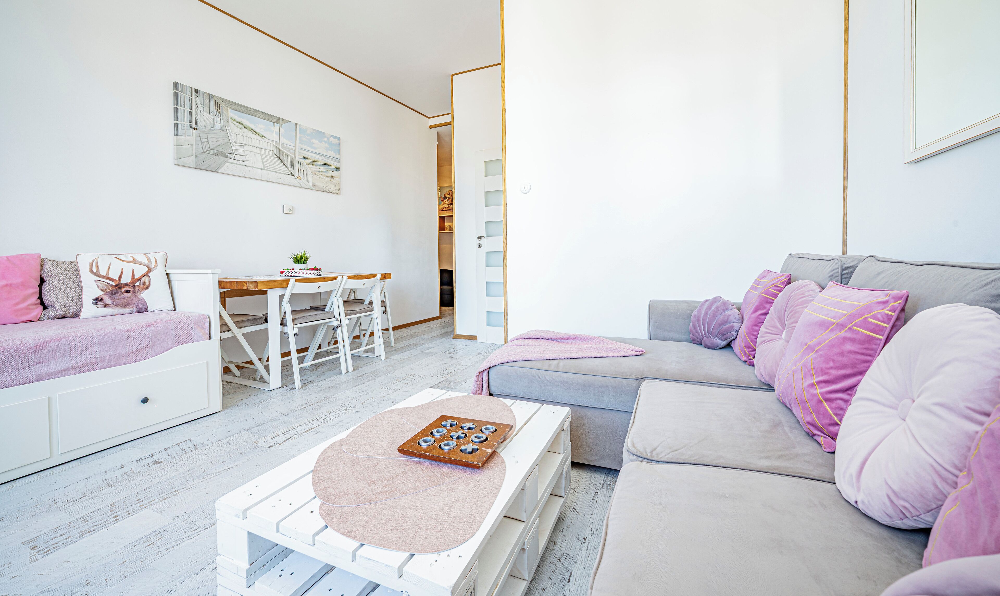 Cubrecamas, cortinas blackout y tabla de planchar con plancha 