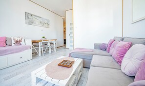 Comfort Studio Suite | Down comforters, blackout drapes, iron/ironing board, free WiFi