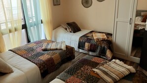 Un dormitorio con dos camas, un armario y un adorno en la pared.