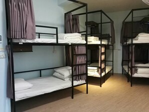 Dormitori compartit, dormitori mixt, bany privat (6 Beds) | Wifi gratuïta i roba de llit 