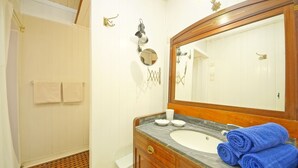 Appartement, 2 slaapkamers | Badkamer | Een douche, een haardroger, een bidet, handdoeken
