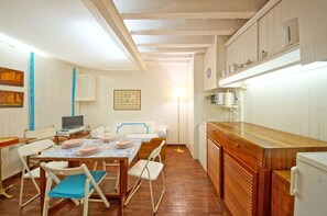 Apartament, 2 dormitoris | Sala d'estar | Televisor de pantalla plana 