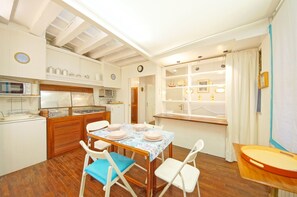 Apartamento, 2 habitaciones | Cocina privada | Frigorífico grande, microondas, placa de cocina y hervidor eléctrico