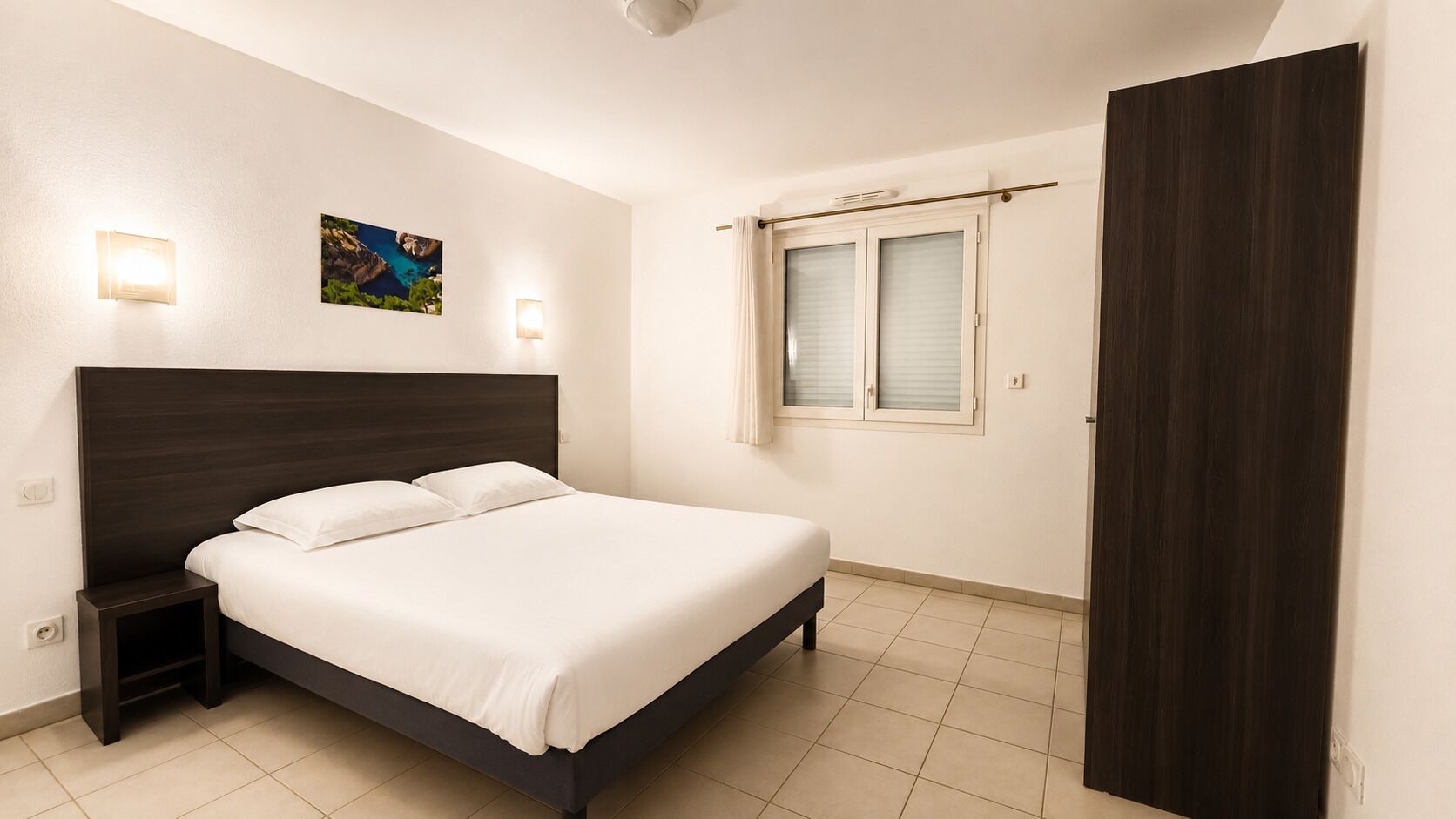 1 bedroom, premium bedding, laptop workspace, soundproofing