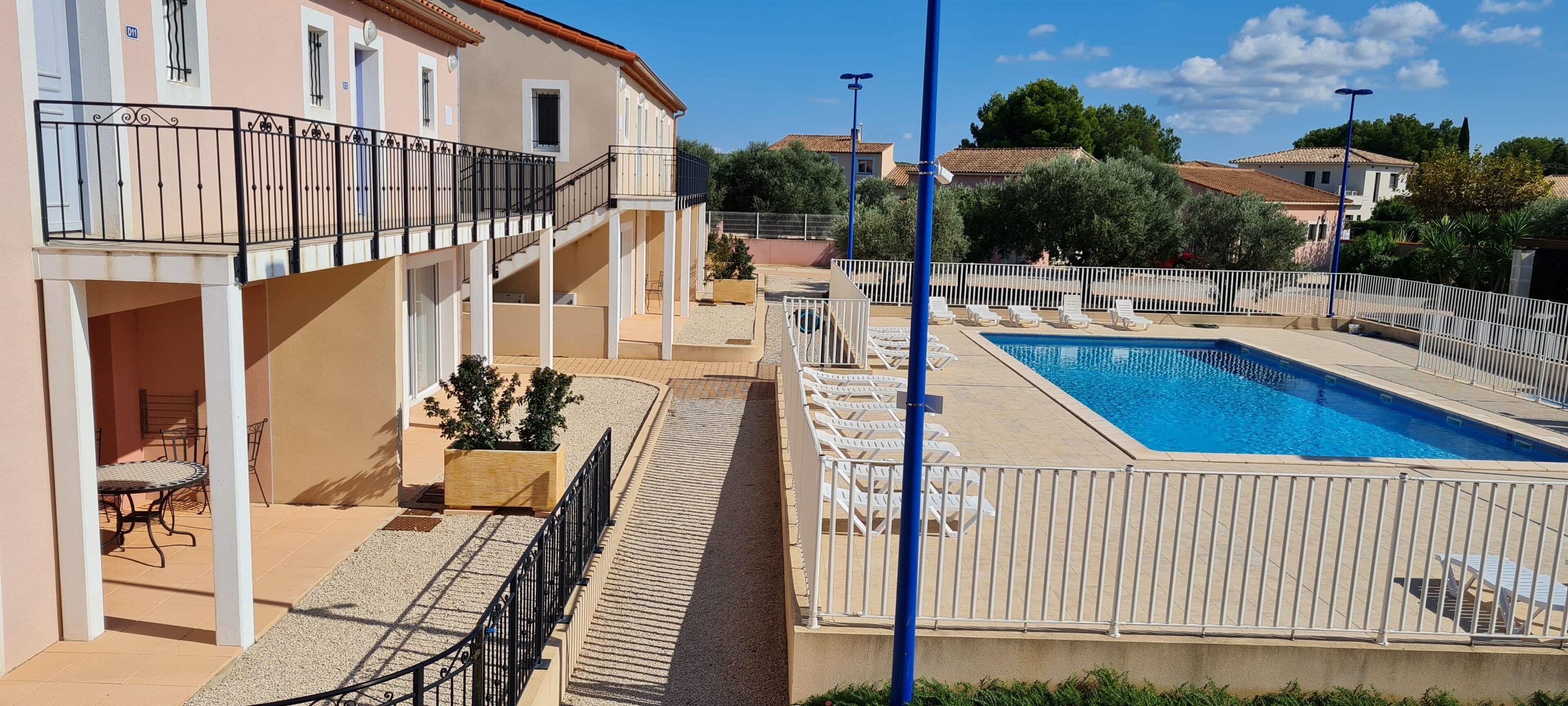 Piscine extérieure (ouverte en saison), parasols de plage