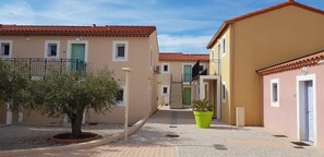 Exterior - Appart'hotel Résidence La Provence (Saint-Mitre-les-Remparts)