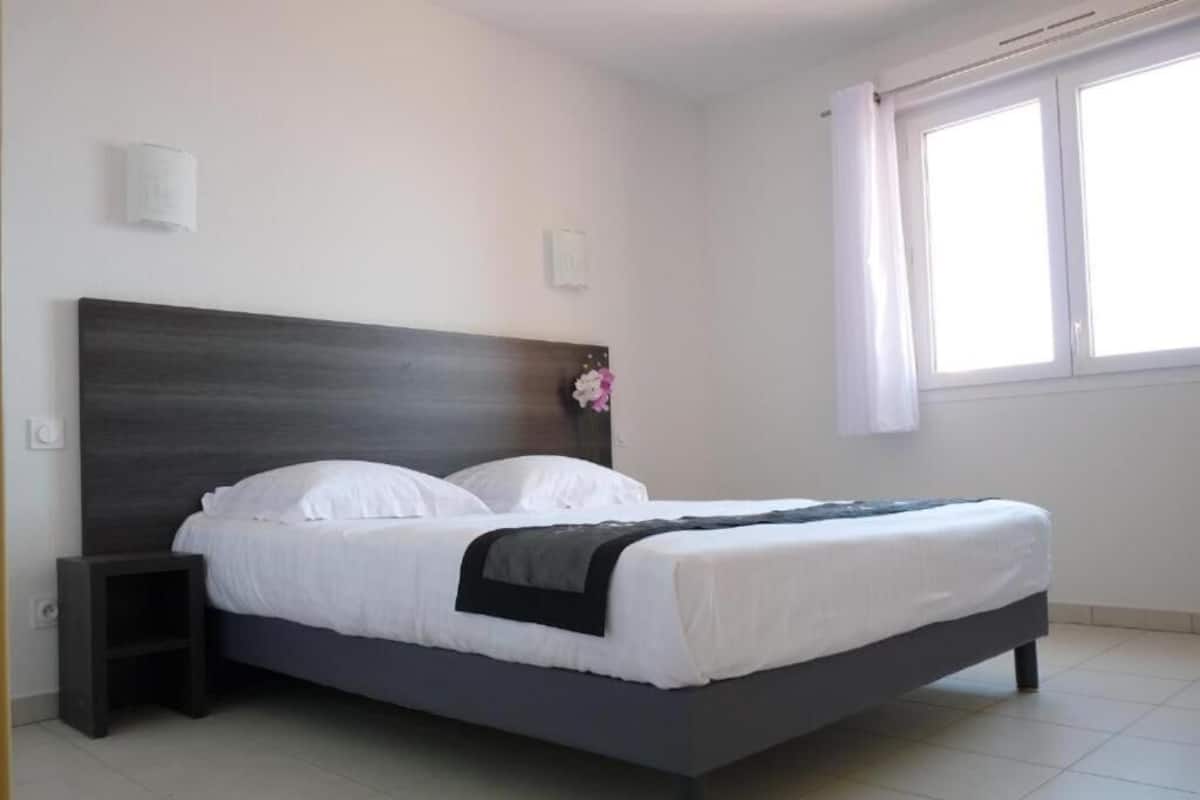 Business Studio, 1 Queen Bed, Terrace | 1 bedroom, premium bedding, laptop workspace, soundproofing