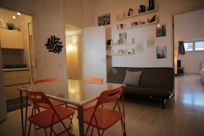 Departamento, 2 habitaciones | Área de sala de estar | Televisión de pantalla plana 
