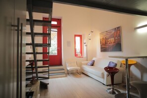 Loft, 2 habitaciones | Zona de estar | Una televisión de pantalla plana