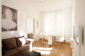 Apartment Ella | Salle de séjour | Télévision à écran plat