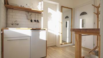 Apartment Vincent | Private kitchen | Fridge, stovetop, cookware/dishes/utensils