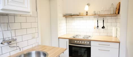 Apartment Ella | Private kitchen | Fridge, stovetop, cookware/dishes/utensils