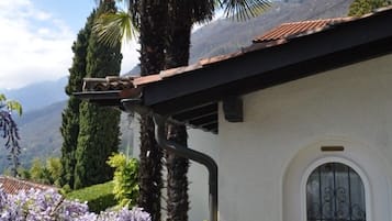 Un bâtiment à la façade blanche, au toit recouvert de tuiles rouges et doté d’une balustrade noire.