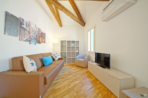 Departamento, 1 habitación | Sala de estar | Televisión de pantalla plana 