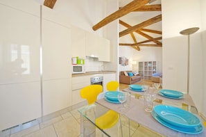 Appartement, 1 chambre | Restauration dans la chambre