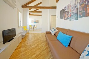 Appartement, 1 chambre | Salle de séjour | Télévision à écran plat