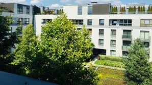 Un immeuble moderne à plusieurs étages, doté de balcons et de grandes fenêtres.