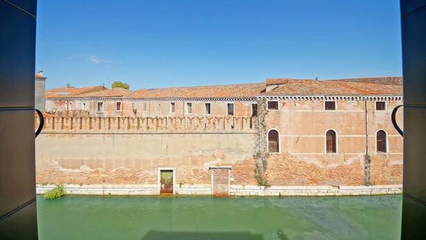 A historical building with a water canal in front. - DolceVita Apartments N. 396 (Venice)