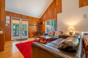 Smart TV, fireplace, books, music library - Modern West Shore Chalet - Walk to the Beach (Tahoma)