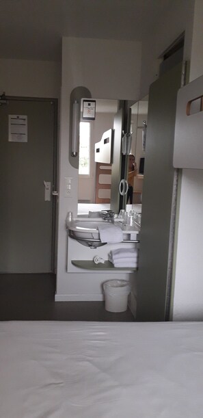 Triple Room, Multiple Beds | Bathroom amenities | Shower, eco-friendly toiletries, towels - ibis budget Concarneau (Concarneau)