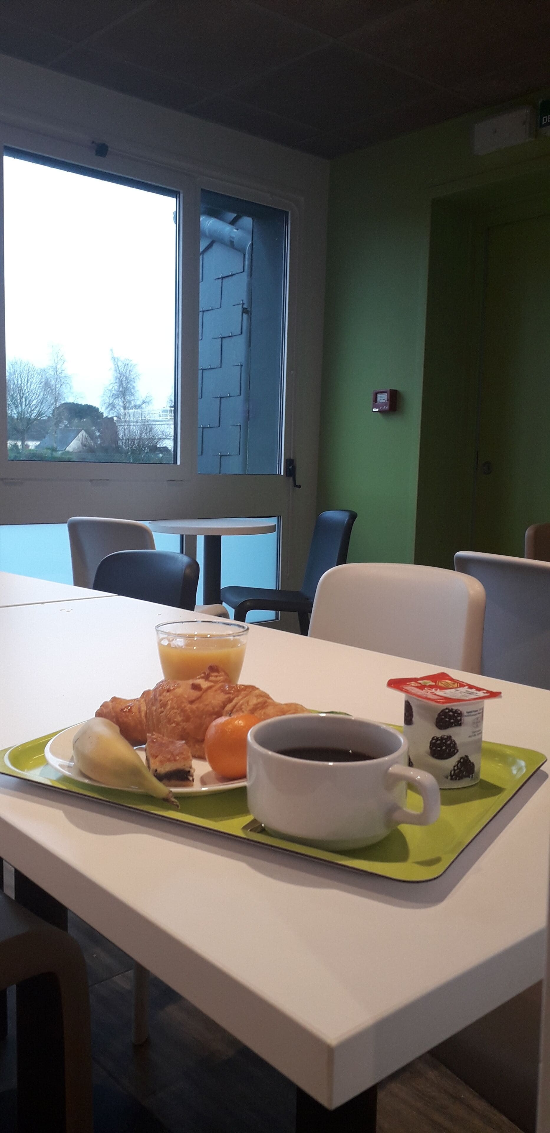 Daily buffet breakfast (EUR 8.9 per person)