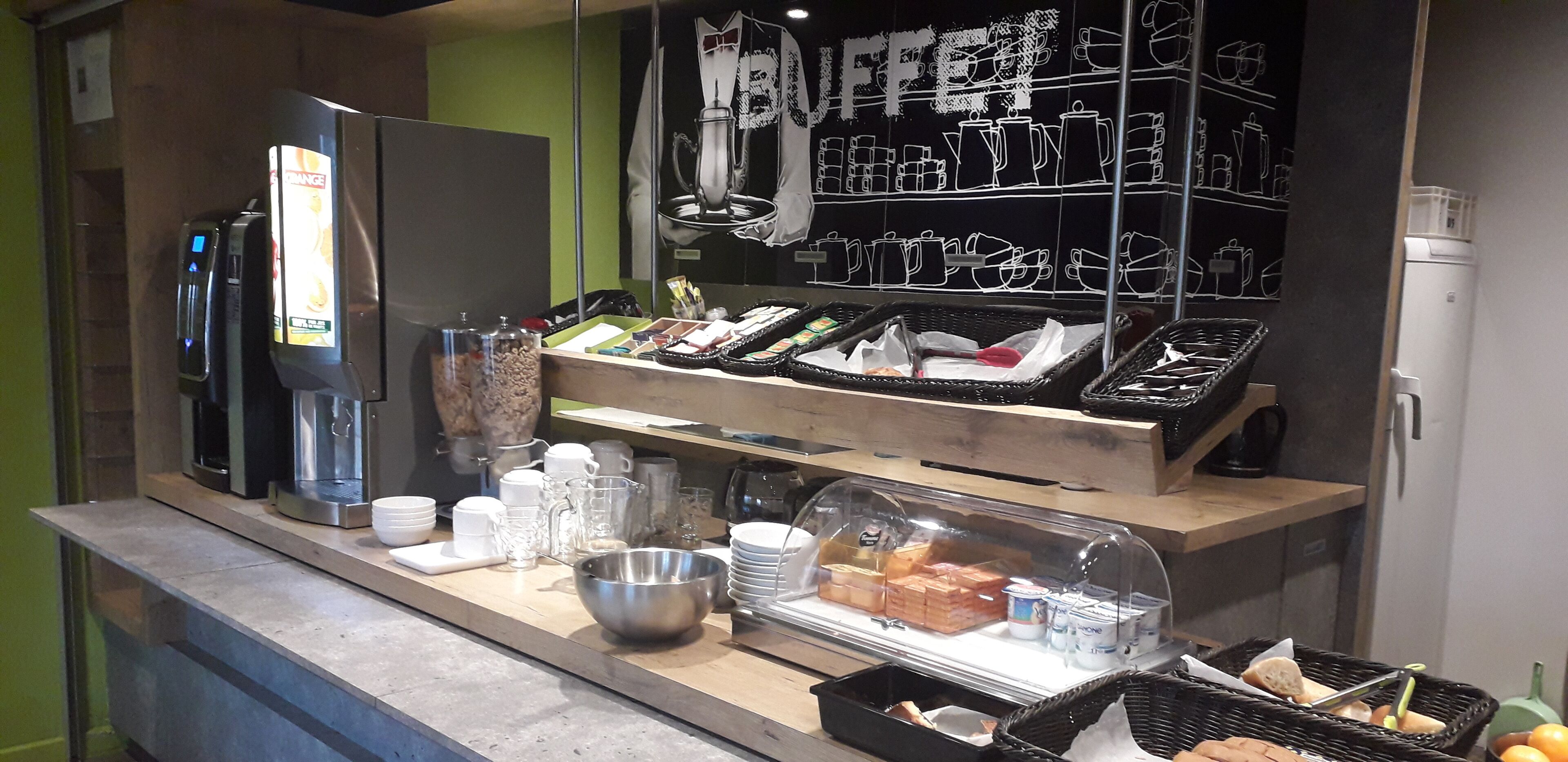 Tägliches Frühstücksbuffet (8.9 EUR pro Person)