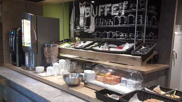 Tägliches Frühstücksbuffet (8.9 EUR pro Person)