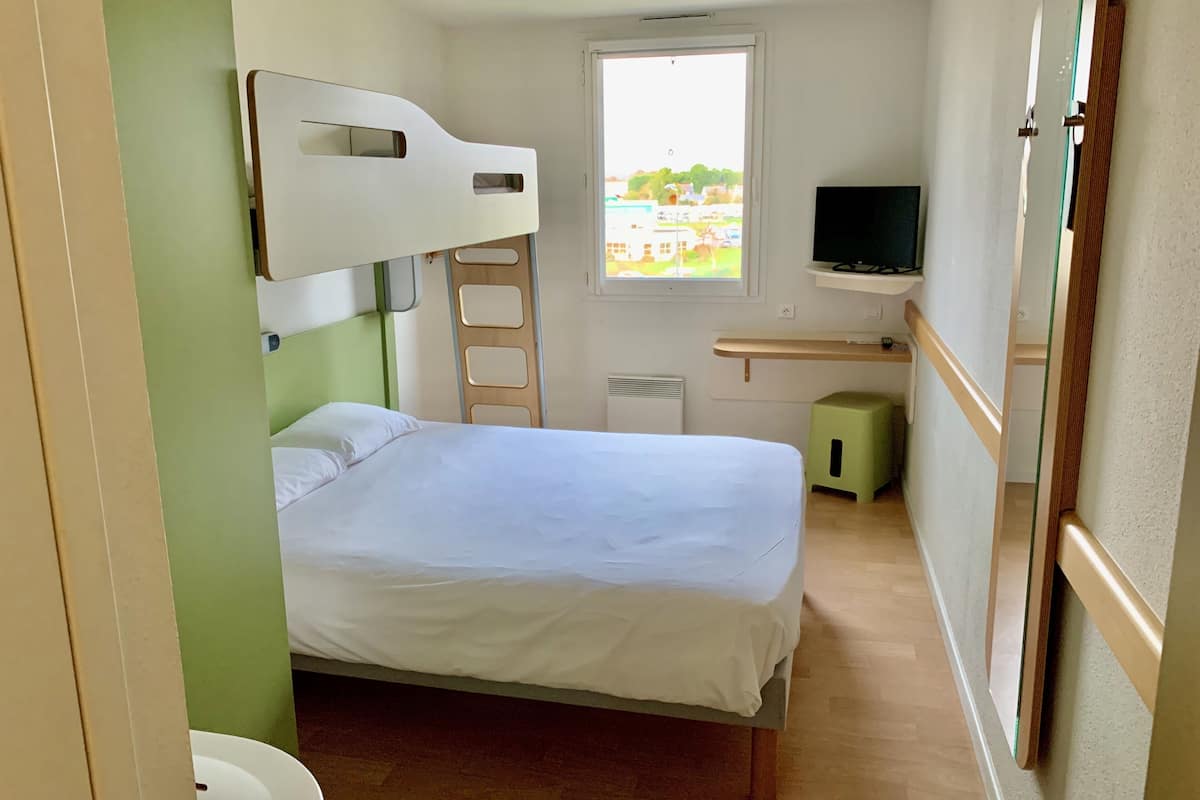 Habitación triple, varias camas | Escritorio, cortinas blackout, wifi gratis y ropa de cama