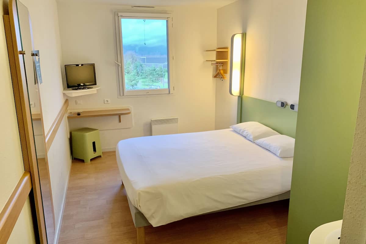 Habitación doble | Escritorio, cortinas blackout, wifi gratis y ropa de cama
