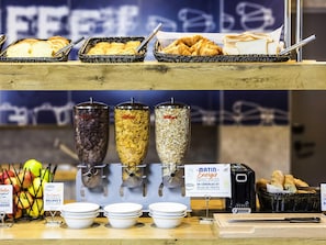 Tägliches Frühstücksbuffet (8.9 EUR pro Person)