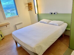 Dubbelrum | Skrivbord, mörkläggningsgardiner, gratis wi-fi och sängkläder