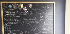 Una pizarra con diversas anotaciones e ilustraciones relacionadas con viajes, incluyendo nombres de lugares y actividades.