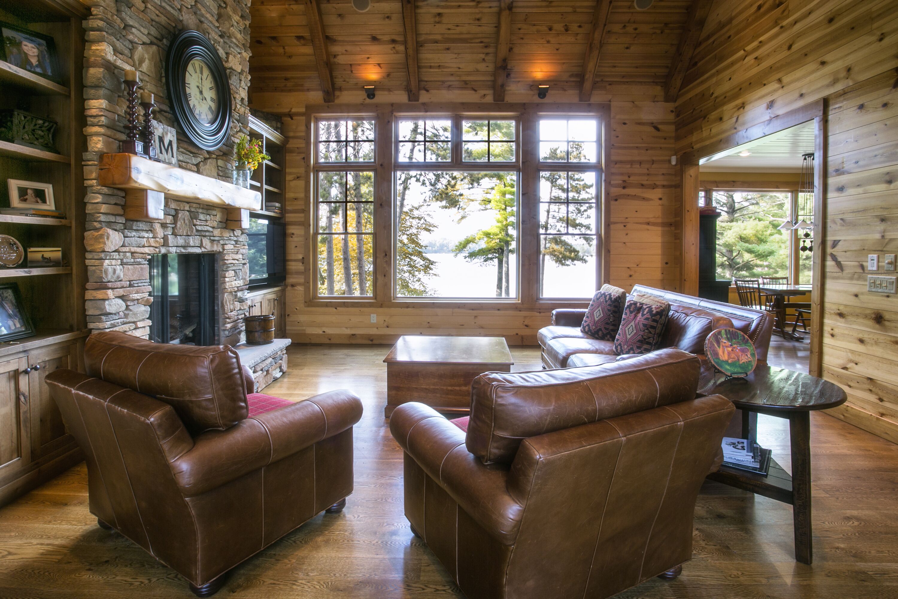 Smart TV, chimenea, videojuegos y reproductor de DVD 