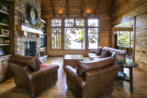 GREAT ROOM WITH VIEW OF THE LAKE.