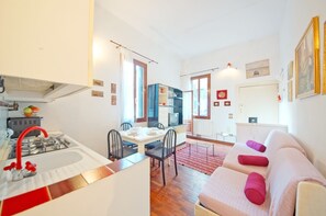 Appartamento, 1 camera da letto | Area soggiorno | TV a schermo piatto