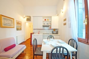 Appartement, 1 chambre | Aire de séjour | Téléviseur à écran plat