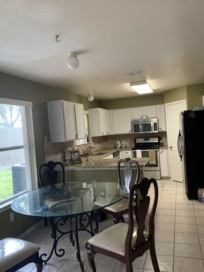 Micro-ondas, máquina de gelo, toalhas de papel, mesas de jantar