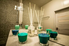 Apartment | Bathroom | Hair dryer, towels, soap, toilet paper - Baltic Apartments - Apartament Aurora (Swinoujscie)