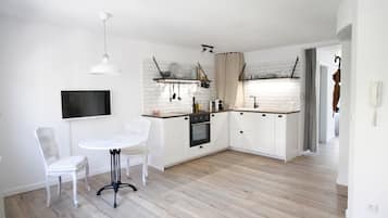 Apartment Evelyn | Cocina privada | Refrigerador, parrilla de estufa, cafetera y tetera y tetera eléctrica